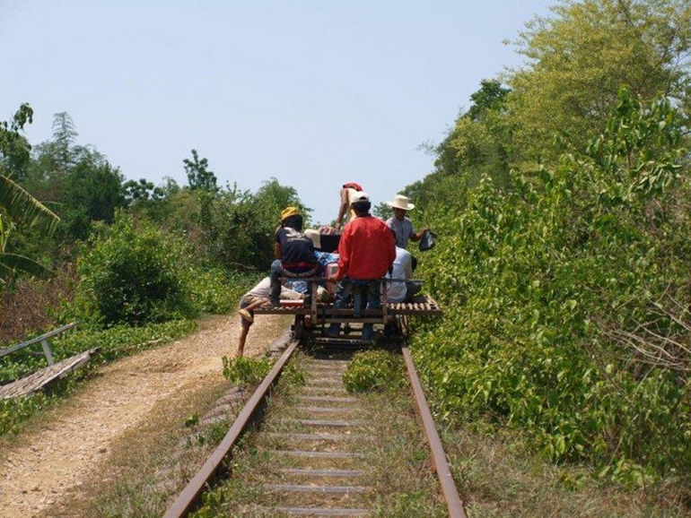 Туристические поезда из бамбука: камбоджийский национальный транспорт