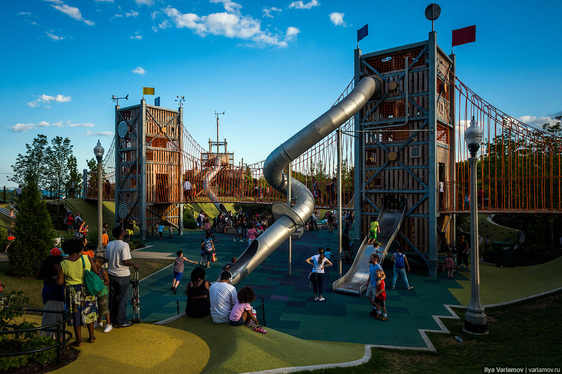 Самая большая детская площадка. Парк Бельвиль - Париж детская площадка. Дворы и детские площадки в Мюнхене Варламов. Детский парк Мэгги Дэйли.