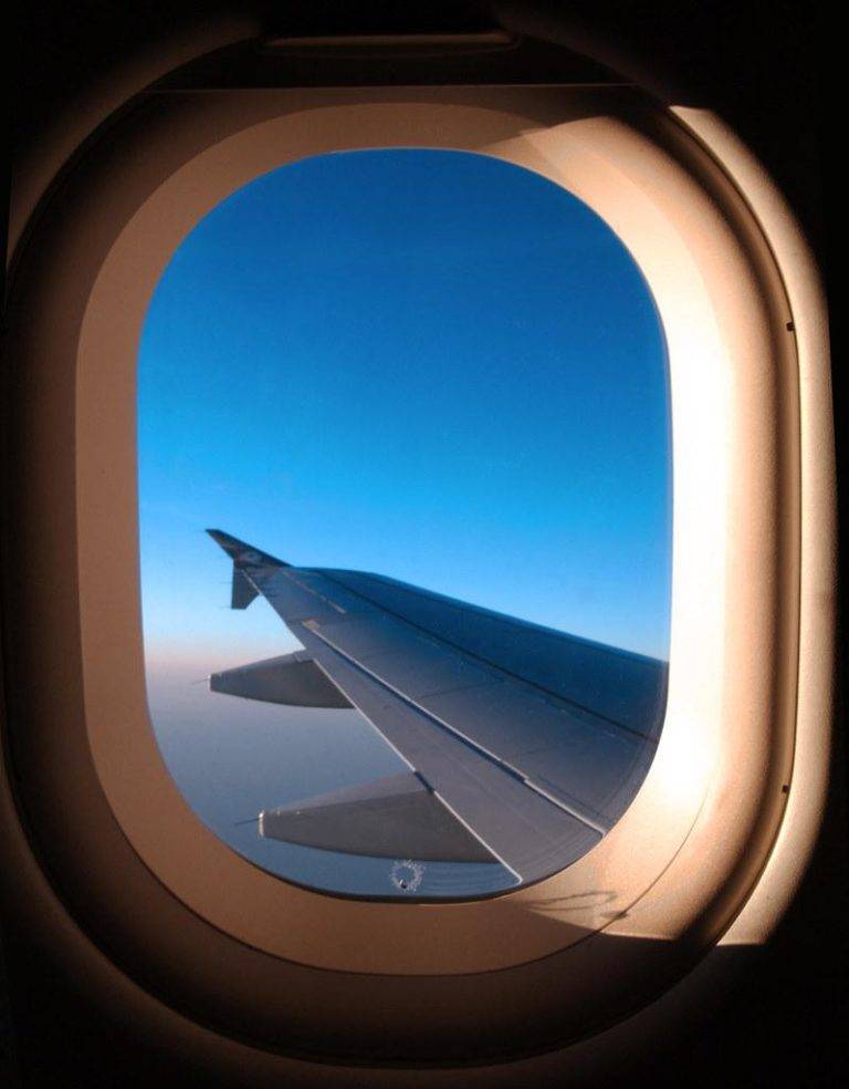 Почему окна самолета круглые? иллюминаторы в самолёте круглые для того, чтобы не дать ему развалиться на куски смотреть что такое "иллюминатор" в других словарях.