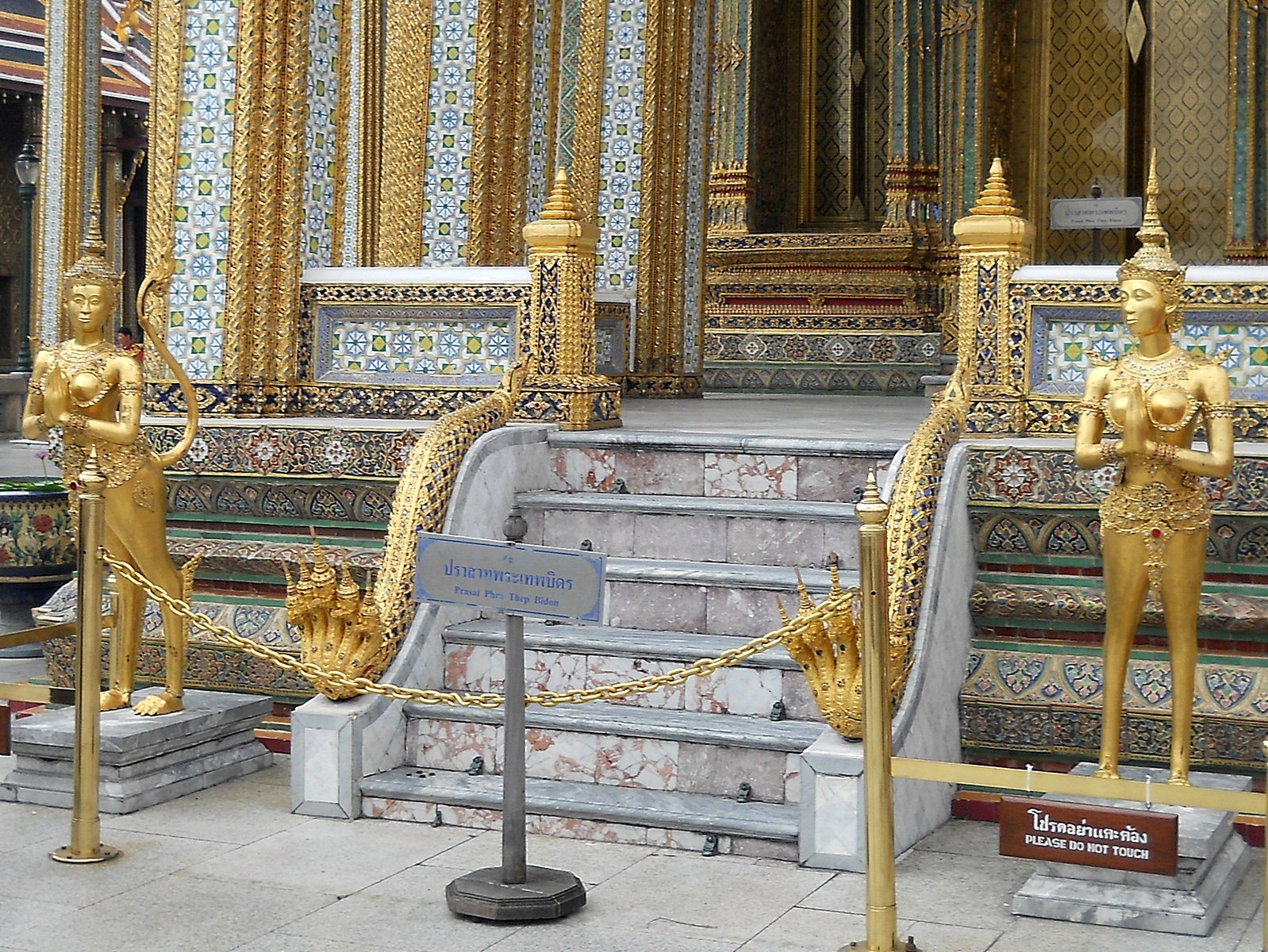 Королевский дворец в бангкоке grand palace и храм изумрудного будды