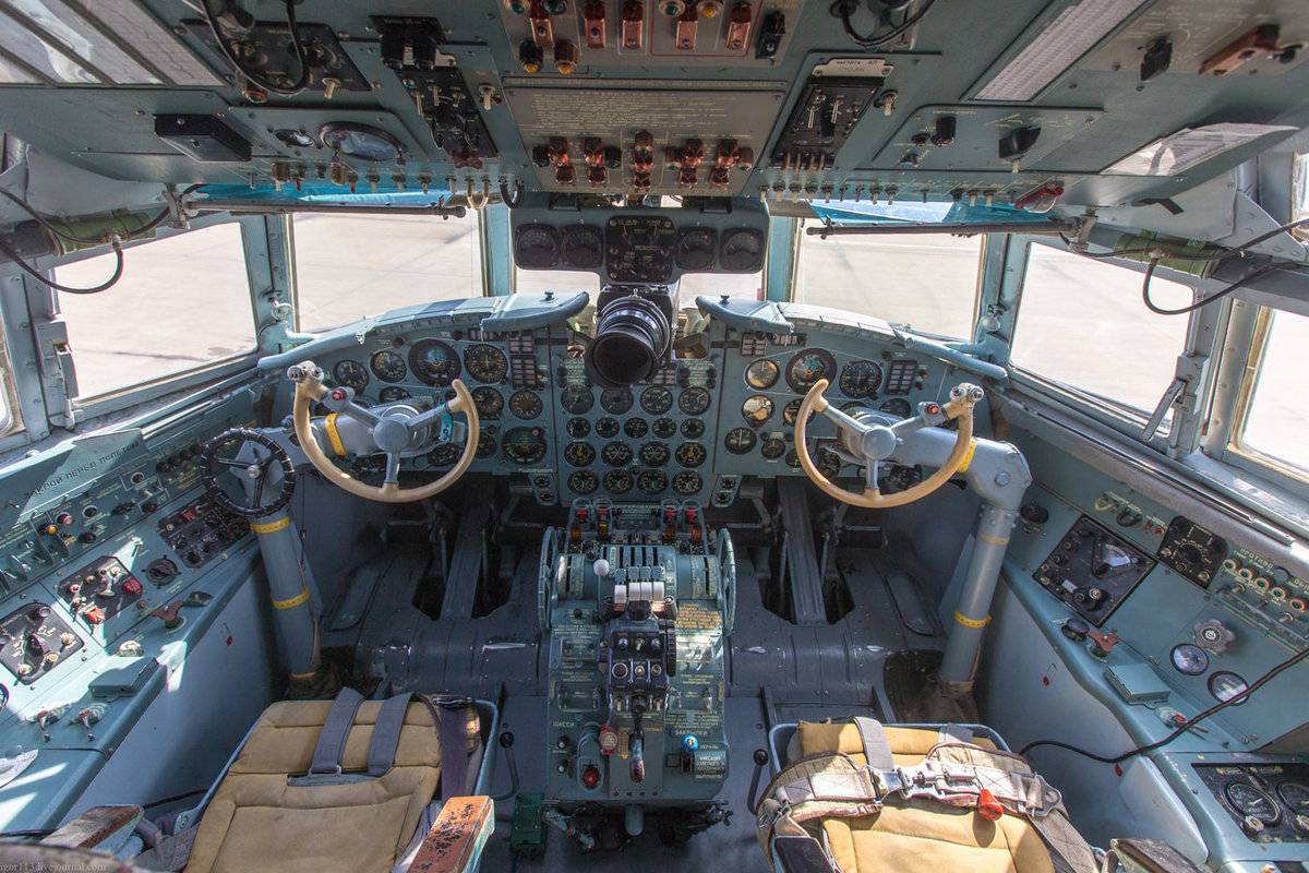 Ил-18: технические характеристики самолета, скорость перед приземлением, система управления, чертеж