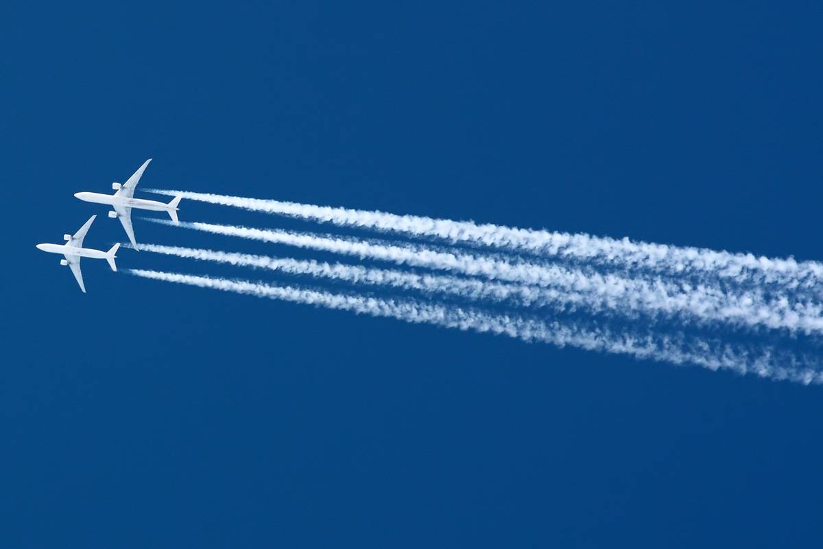 Что за загадочные полосы в небе оставляет самолет