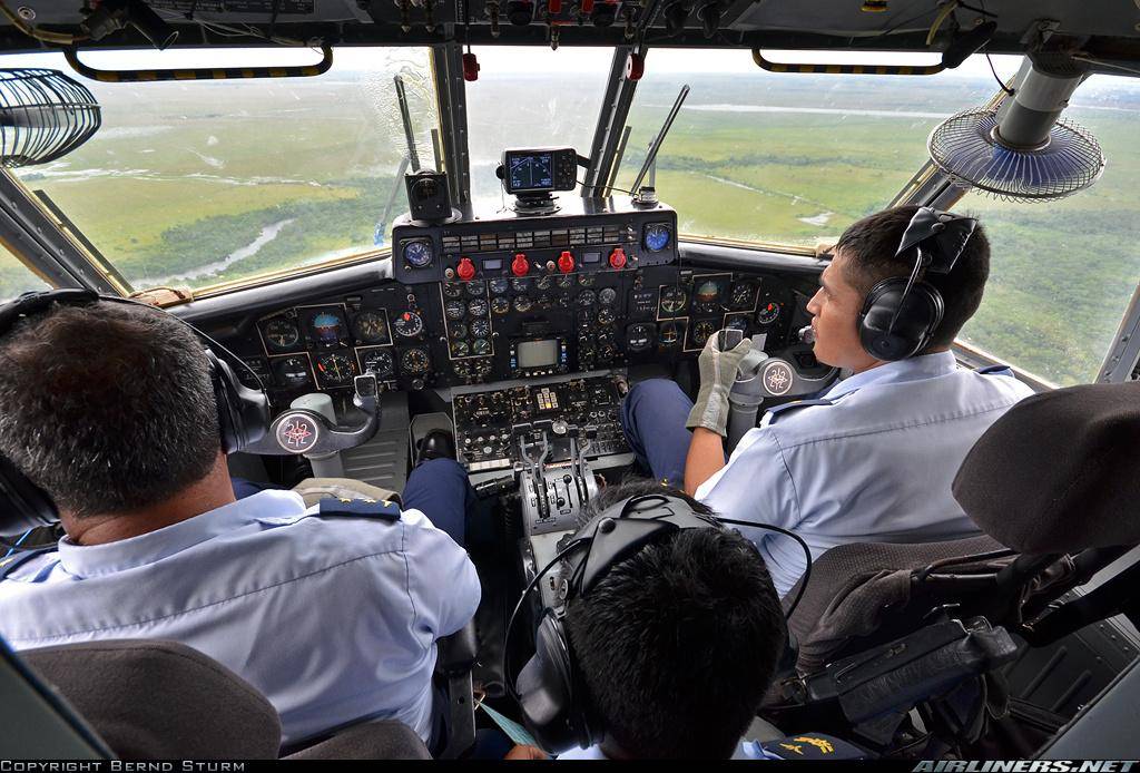 Как управлять самолетом: основы пилотирования для начинающих