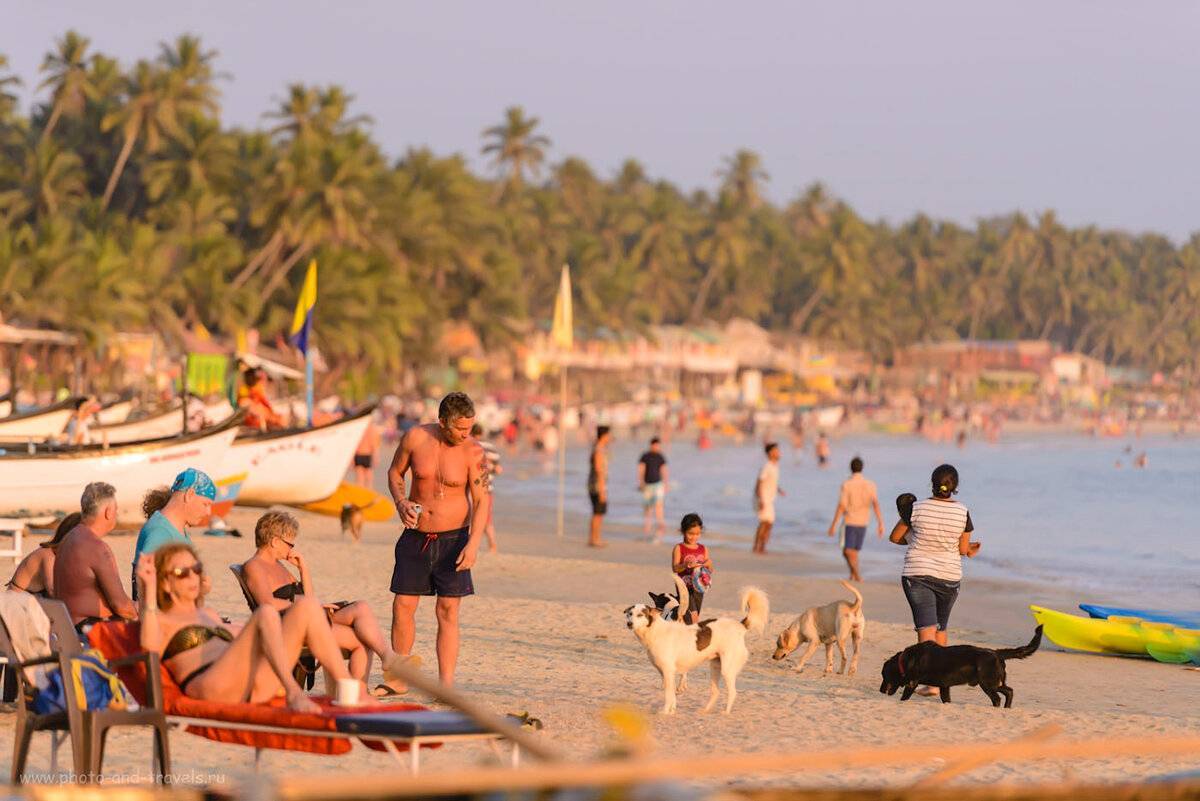 Индийский пляж с людьми