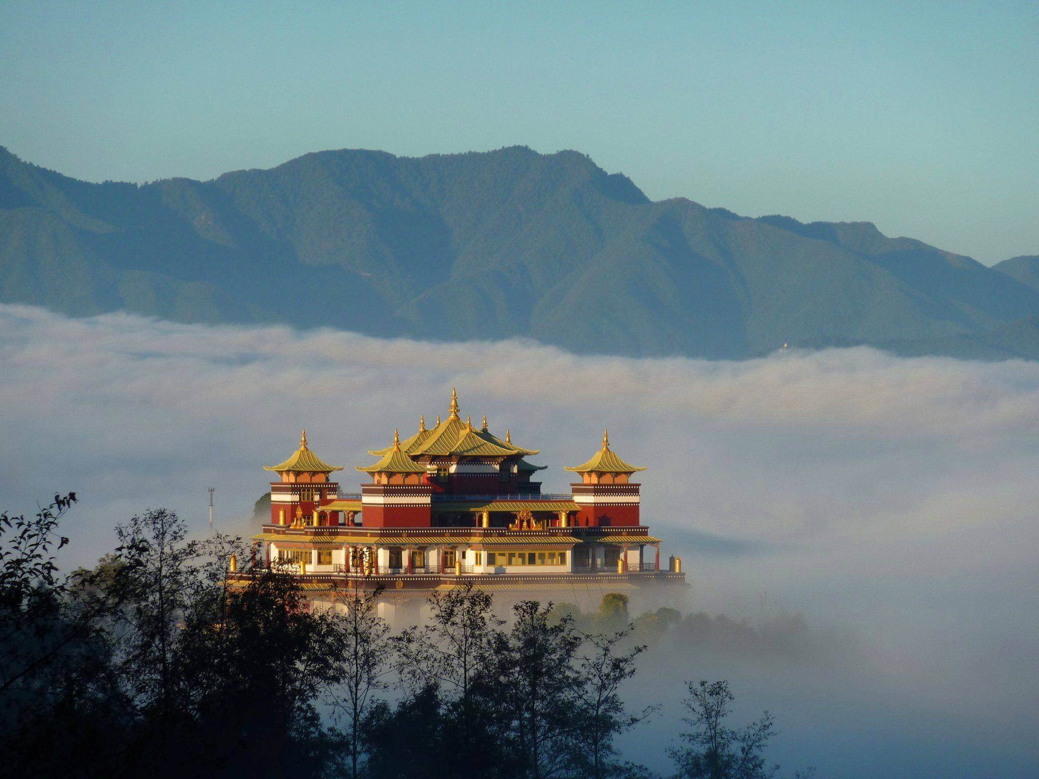 Буддийский храм в Гималаях