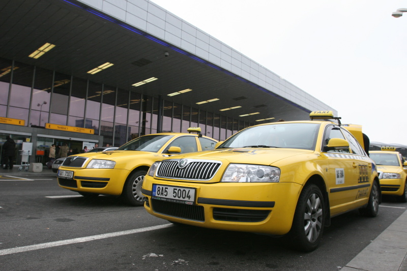 Киви такси заказать. Трансфер KIWITAXI. Такси в Праге из аэропорта. Парковка такси. Киви такси трансфер.