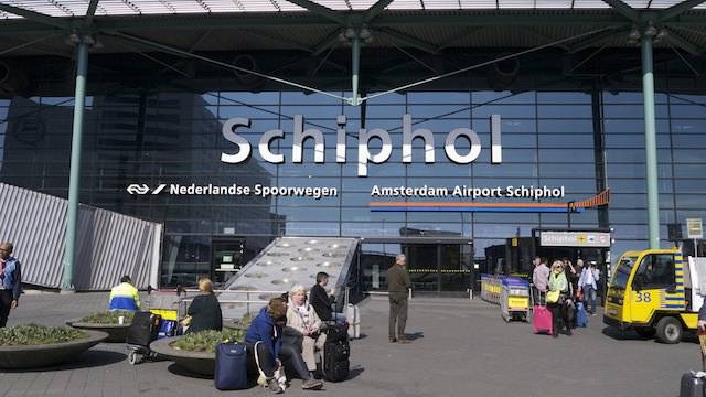 Аэропорт амстердама и как добраться до центра города: автобусы и такси