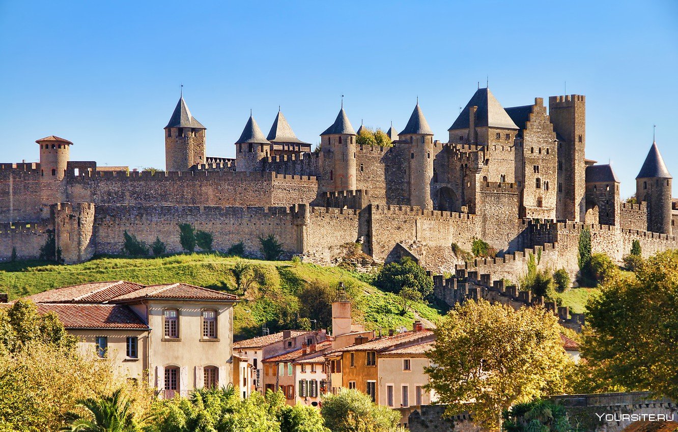 Замок каркассон: очарование франции у каталонии - барселона тм