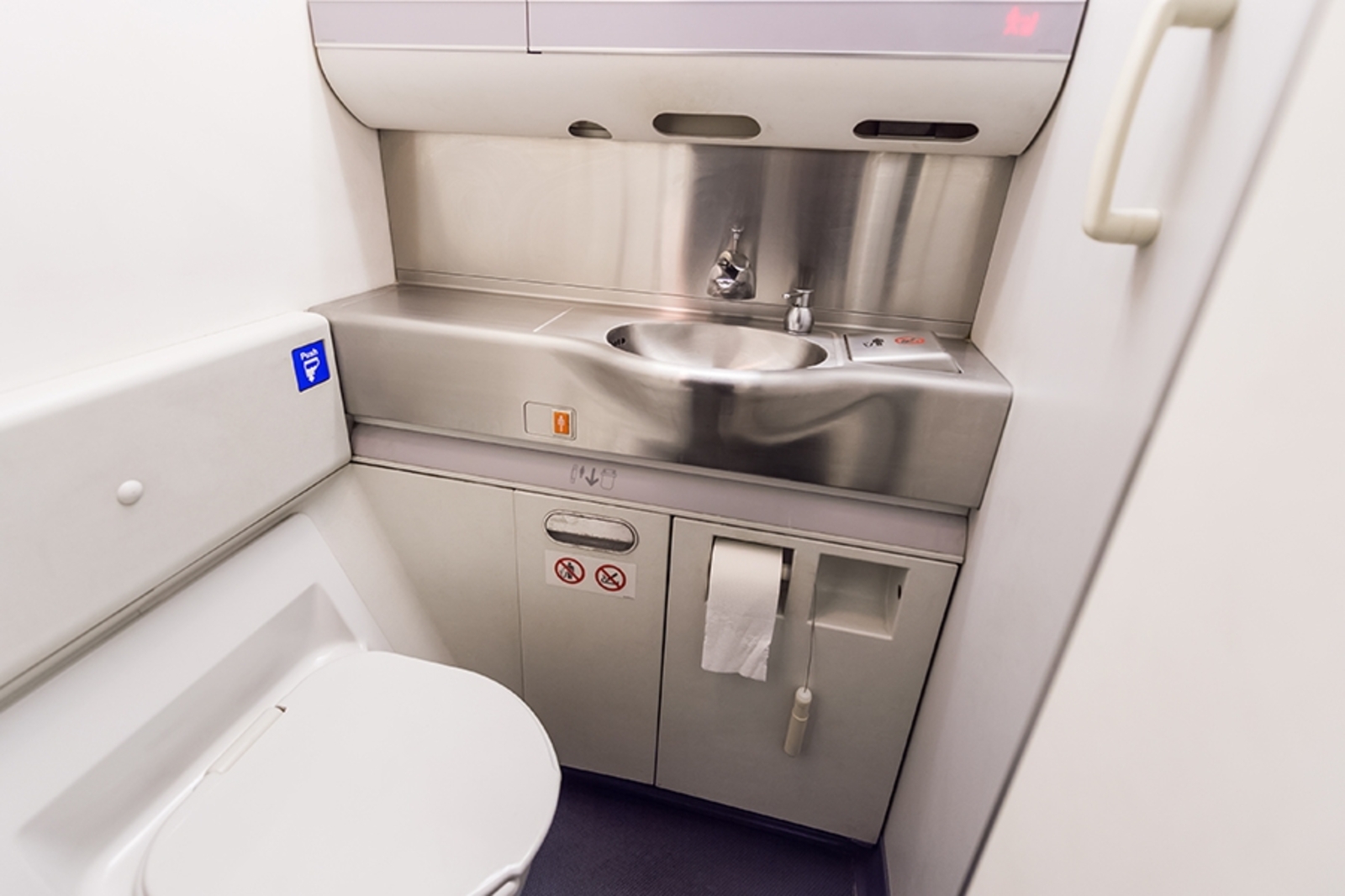 Туалет в самолете: как устроен, куда все девается