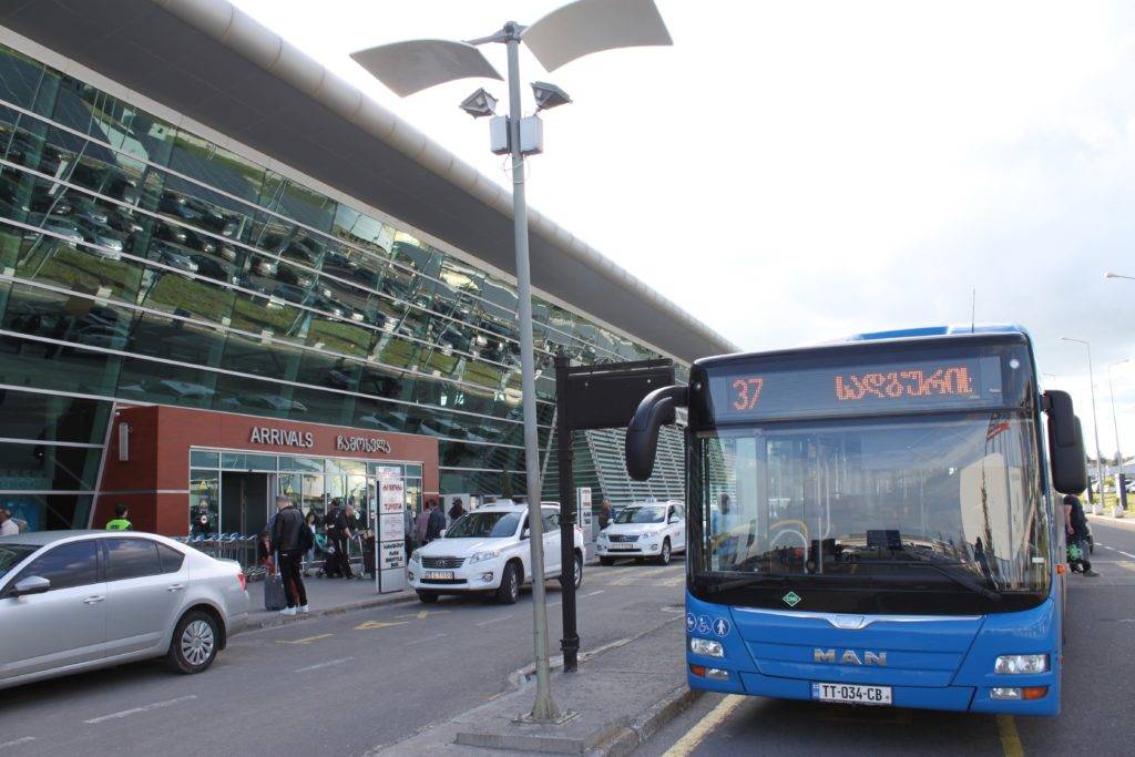 4 способа добраться из аэропорта тбилиси в центр [днем и ночью]