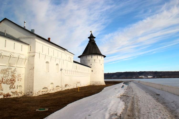 Экскурсии в макарьевский монастырь из нижнего новгорода. Макарьевский монастырь Нижегородская область экскурсия по монастырю. Крепость Макарьевский вал. Колонны Макарьевского монастыря.