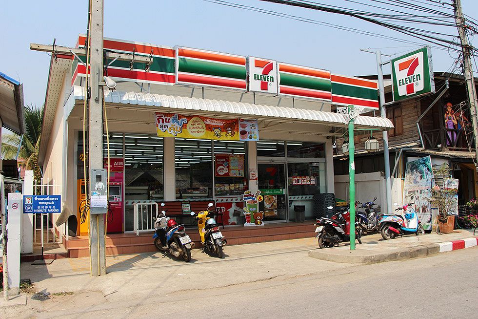 7-eleven и family mart - круглосуточные магазины в таиланде