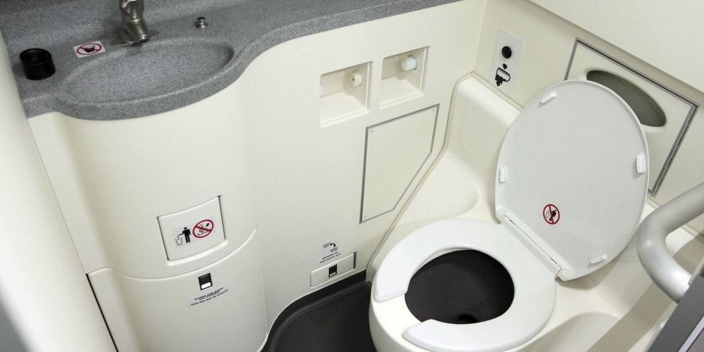 Как устроен и где находится туалет в самолете, фото