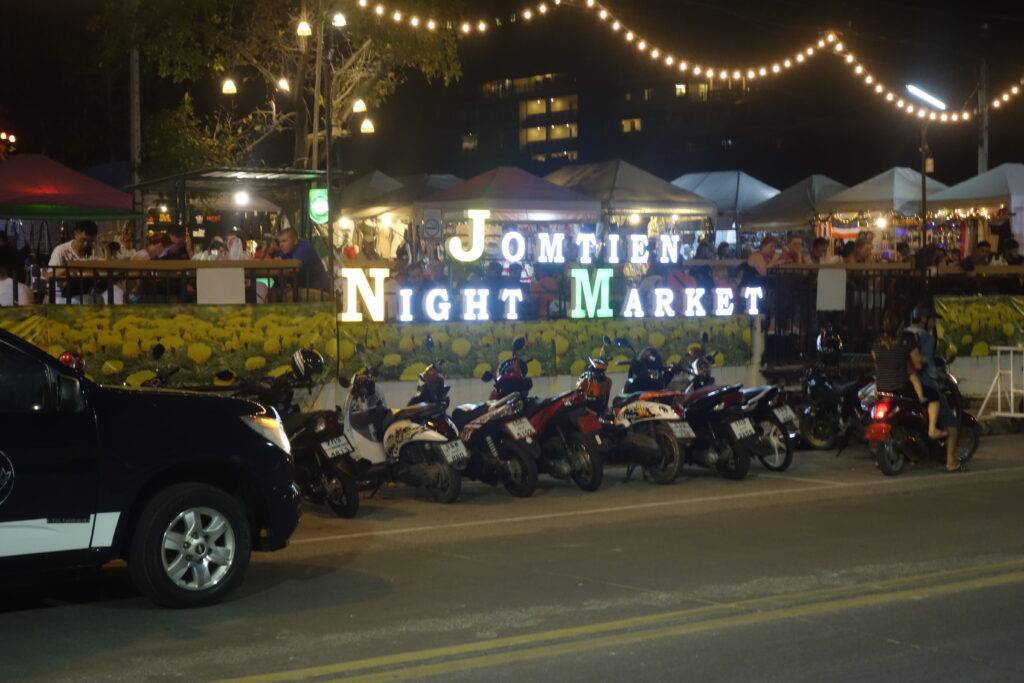 Ночной рынок джомтьен в паттайе