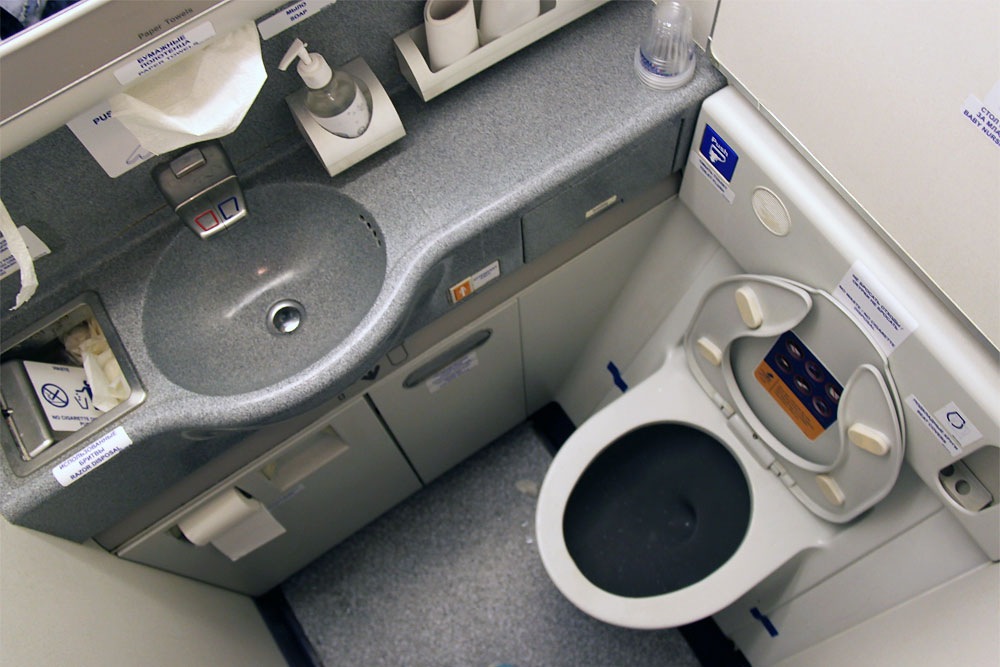 Можно ли ходить в туалет в самолете до взлета? - часто задаваемые вопросы