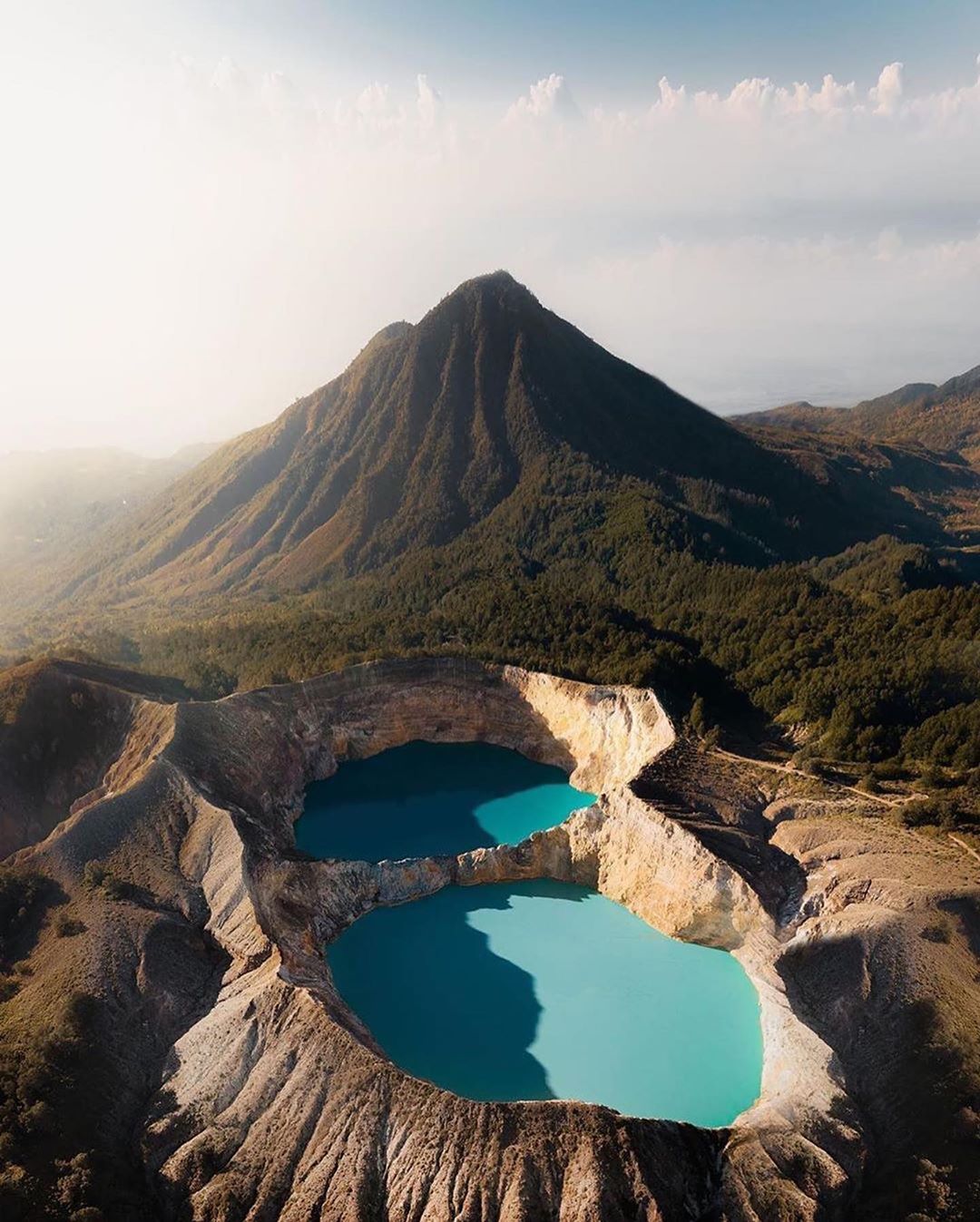 Цветные озера вулкана келимуту