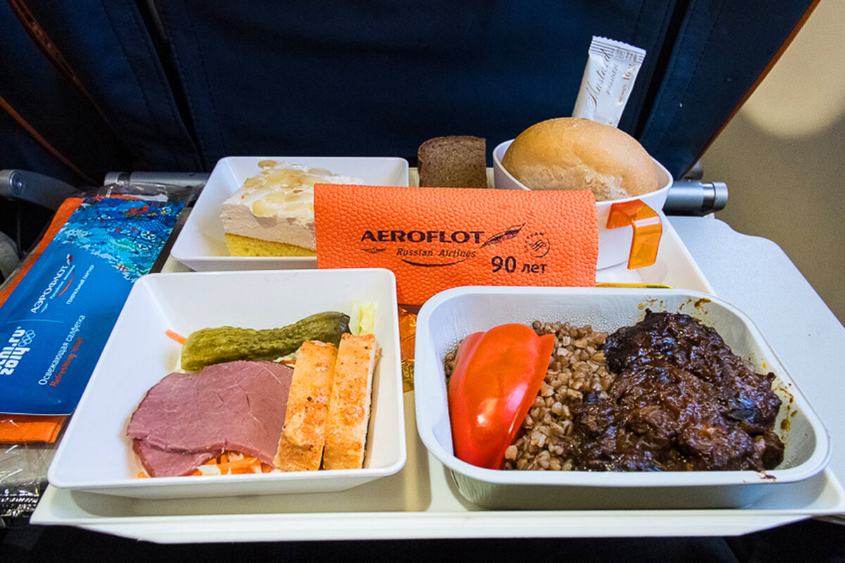 Еда в самолете эконом-класса: лучшие и худшие предложения от авиакомпаний