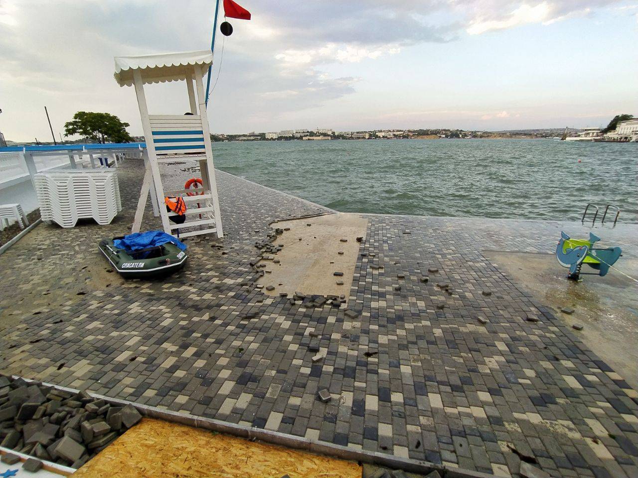 Бассейн на пляже «хрустальный» в севастополе снова объявили бесплатным | forpost