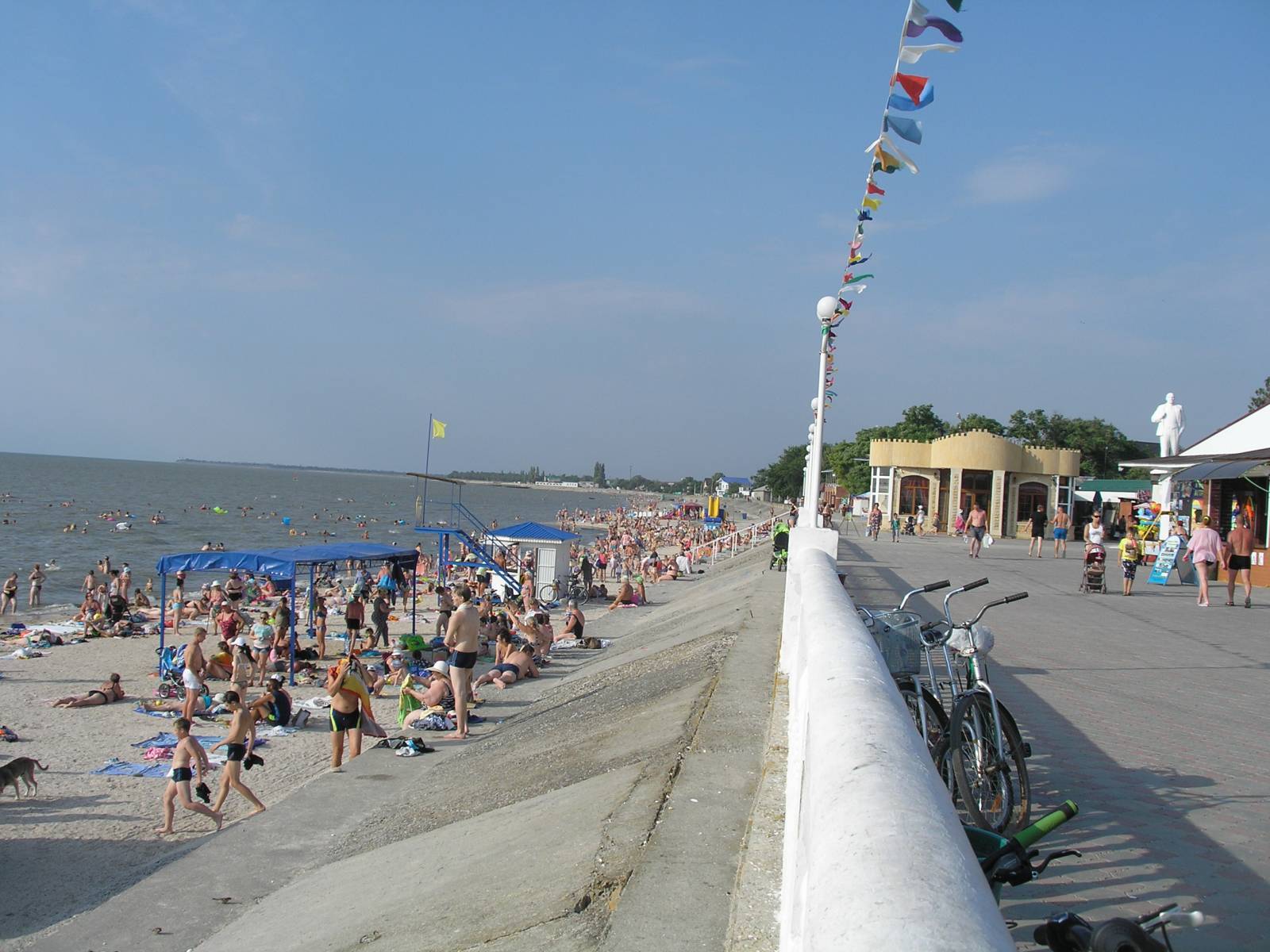 Приморско ахтарский. Приморско-Ахтарск набережная. Краснодарский край Приморско-Ахтарский. Город Приморско-Ахтарск Краснодарский край. Пляжи Приморско-Ахтарск Краснодарский край.