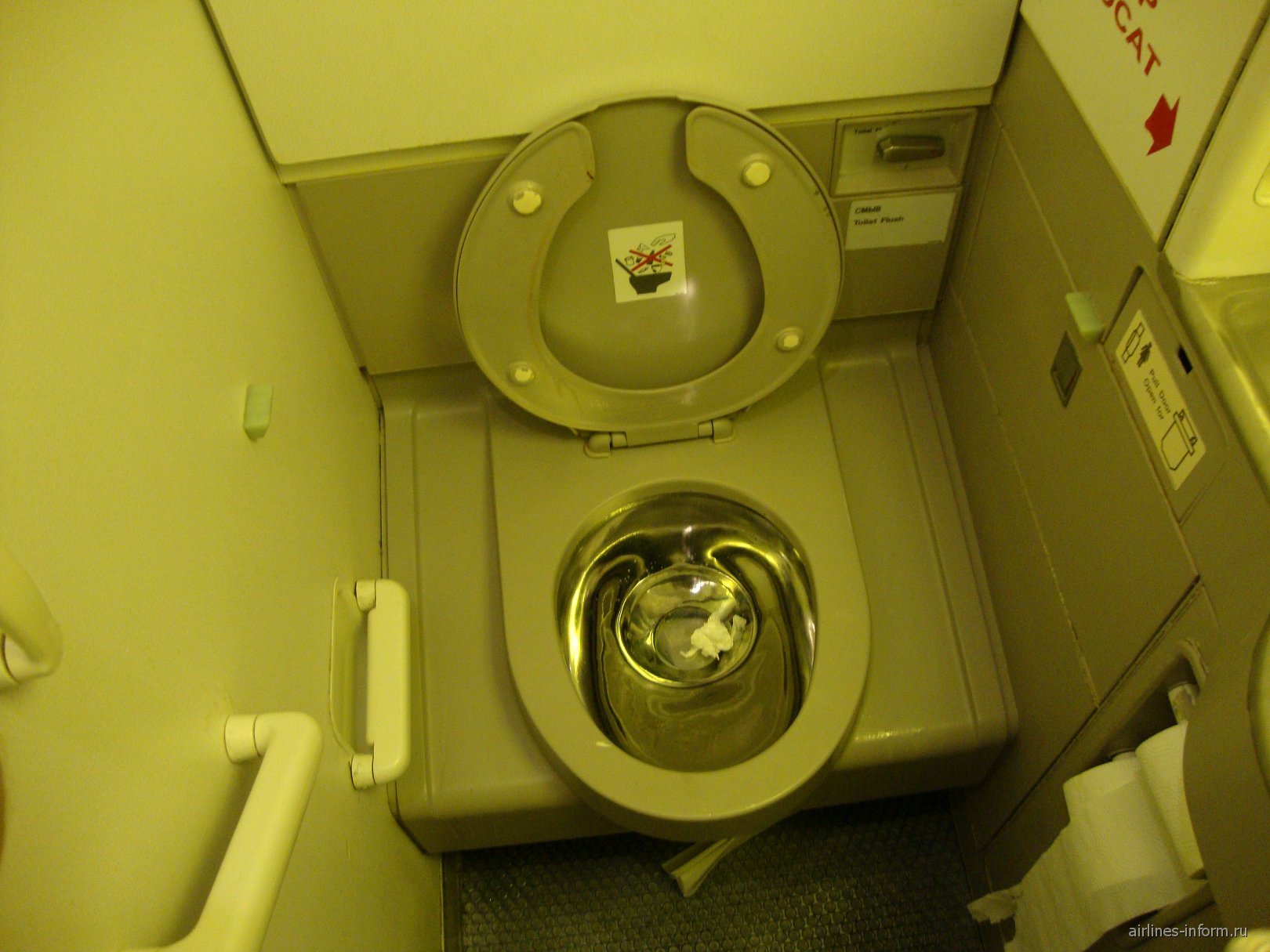 Туалет в самолете: как устроен, как работает, где находится