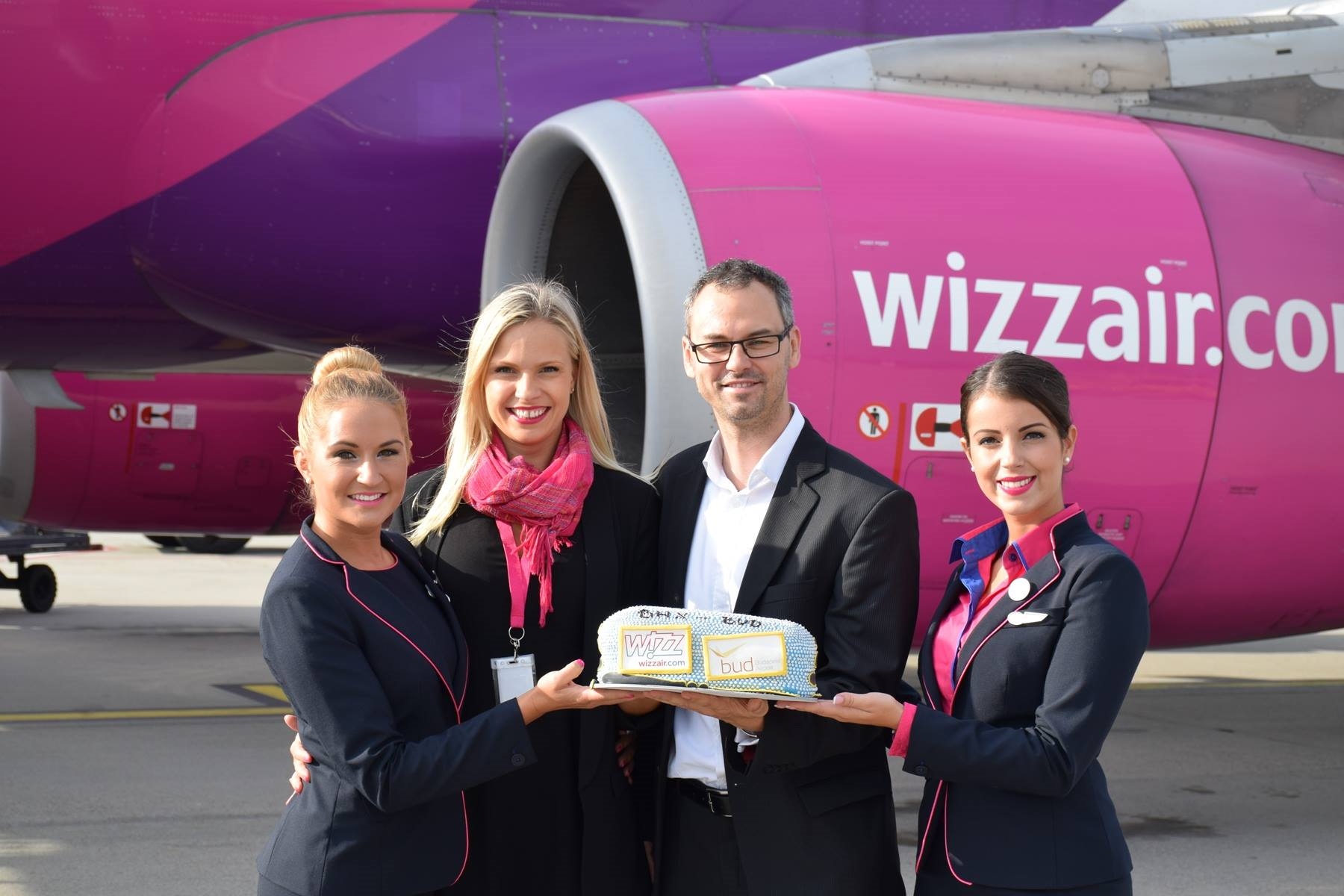 Авиакомпания wizzair. Wizz Air стюардессы. Wizz Air базовый аэропорт. Wizz Air пилоты.