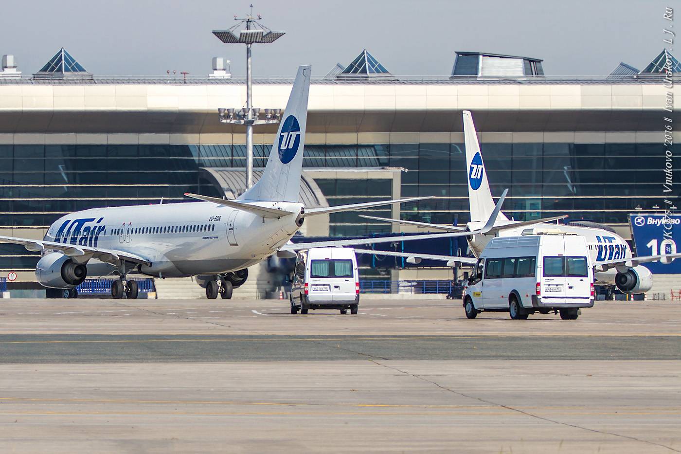 Utair москва. ЮТЭЙР Внуково. Самолет ЮТЭЙР Внуково. Аэропорт ЮТЭЙР. Аэропорт Внуково самолеты.