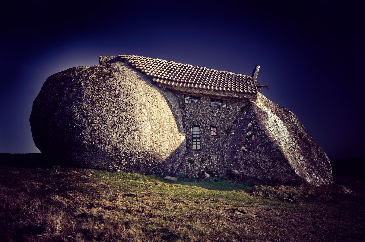 Дом-камень в португалии. почти как у флинстоунов