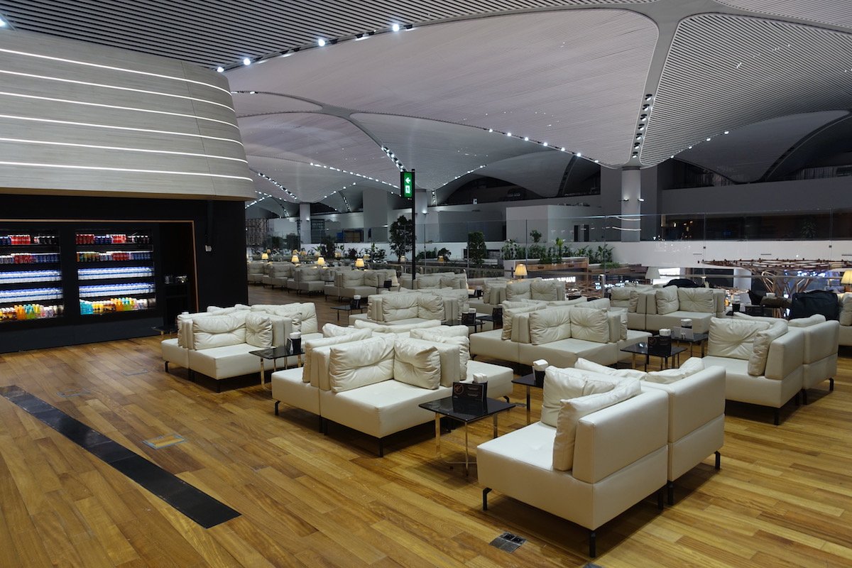 Turkish airlines lounge. Стамбул аэропорт вип зал. Лаунж зона в аэропорту Стамбула. Бизнес зал Анталия аэропорт. Бизнес зал iga Lounge Стамбул.