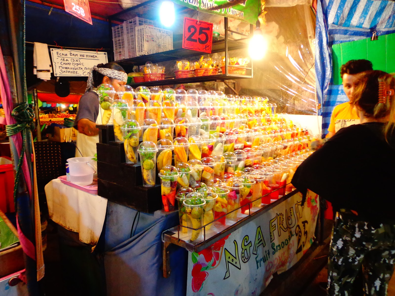 Ночной рынок джомтьен — готовая еда, фрукты и дешевая одежда