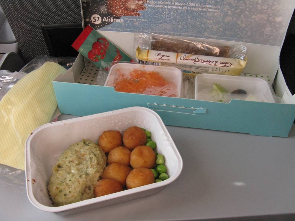 Еда в самолете эконом-класс авиакомпании s7: чем кормят на борту