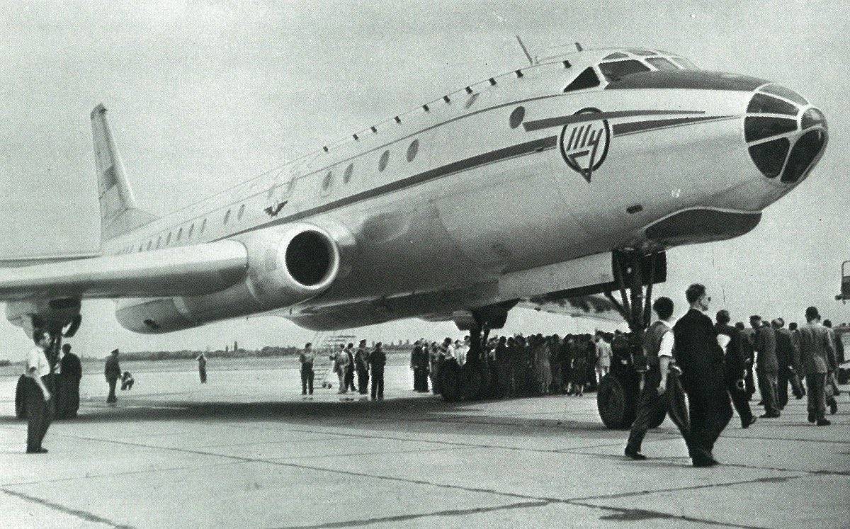 Первый реактивный пассажирский самолет. Ту-104 пассажирский самолёт. Турбореактивный пассажирский лайнер ту-104. Первый реактивный пассажирский самолет ту-104. Ту-104 1955.