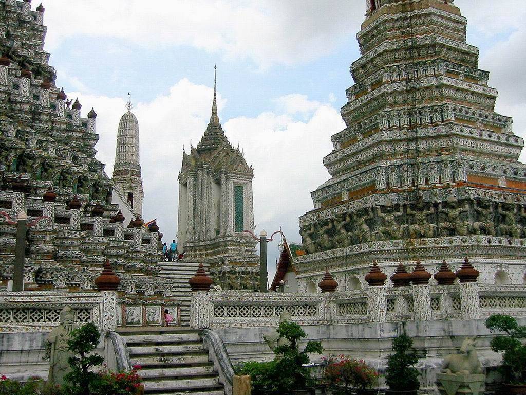 Ват арун (wat arun) или храм утренней зари в бангкоке