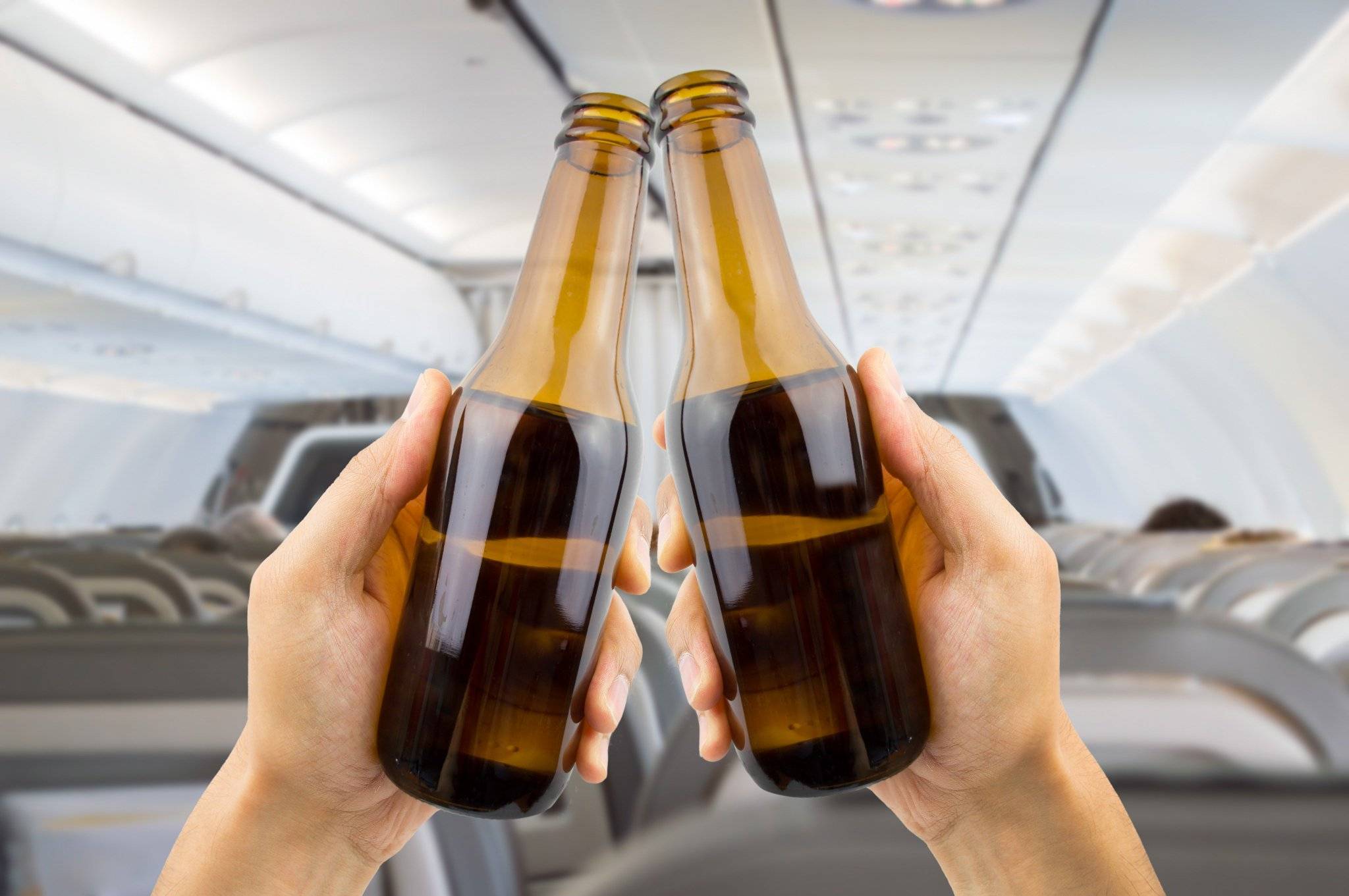 Можно ли пить в самолете алкоголь?
