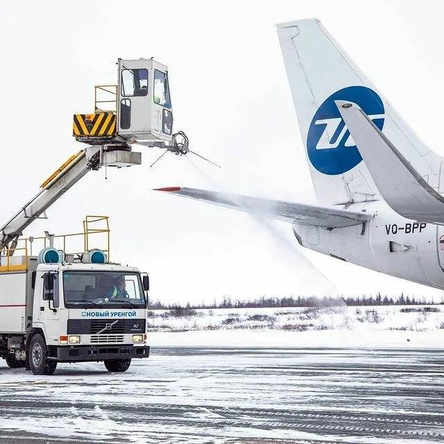 Табло новый уренгой аэропорт. Противообледенительная система l-410. Противообледенительная машина Арктика. Противообледенительная спецтехника вид сверху. Противообледенительная установка.