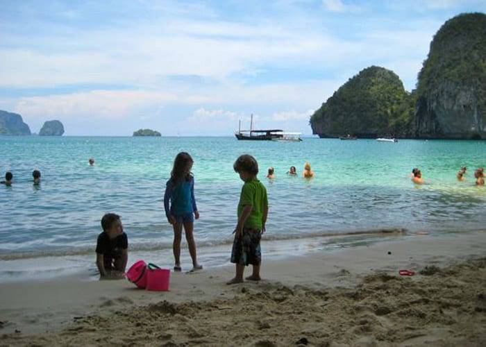 Лучшие пляжи для детей на пхукете в таиланде: фото, видео, отзывы, карта. когда можно ехать на пхукет с маленьким ребенком до года? | пхукет-онлайн