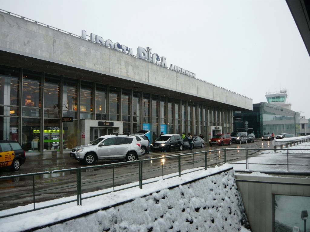 Как добраться из аэропорта риги до города: автобус, минибас, такси. расстояние, цены на билеты и расписание 2021 на туристер.ру