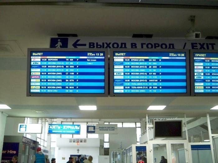 Аэропорт барнаул вылеты сегодня. Табло аэропорта. Табло аэропорта Барнаула. Прибытие в аэропорт. Аэропорт табло вылета.