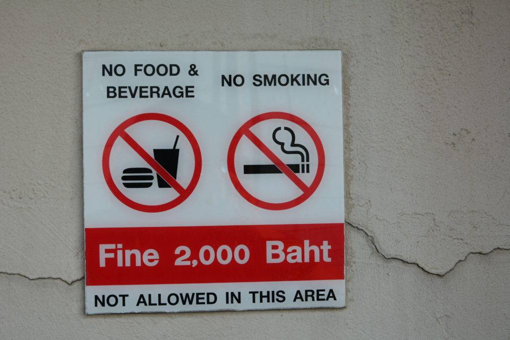 В тайланде можно курить сигареты. Курение в Тайланде. Место для курения в Тайланде. Карточка на курение в Тайланде.