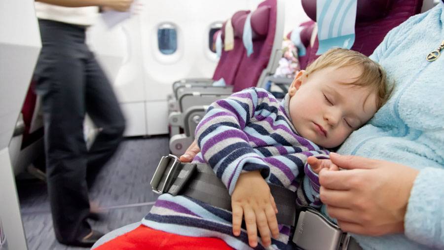 Можно ли отправить ребенка на самолете без родителей: сопровождение детей при перелете