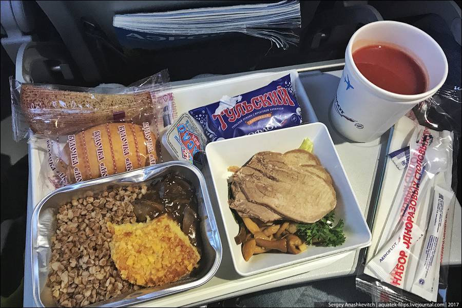 Еда в самолете: что надо знать о бортовом питании