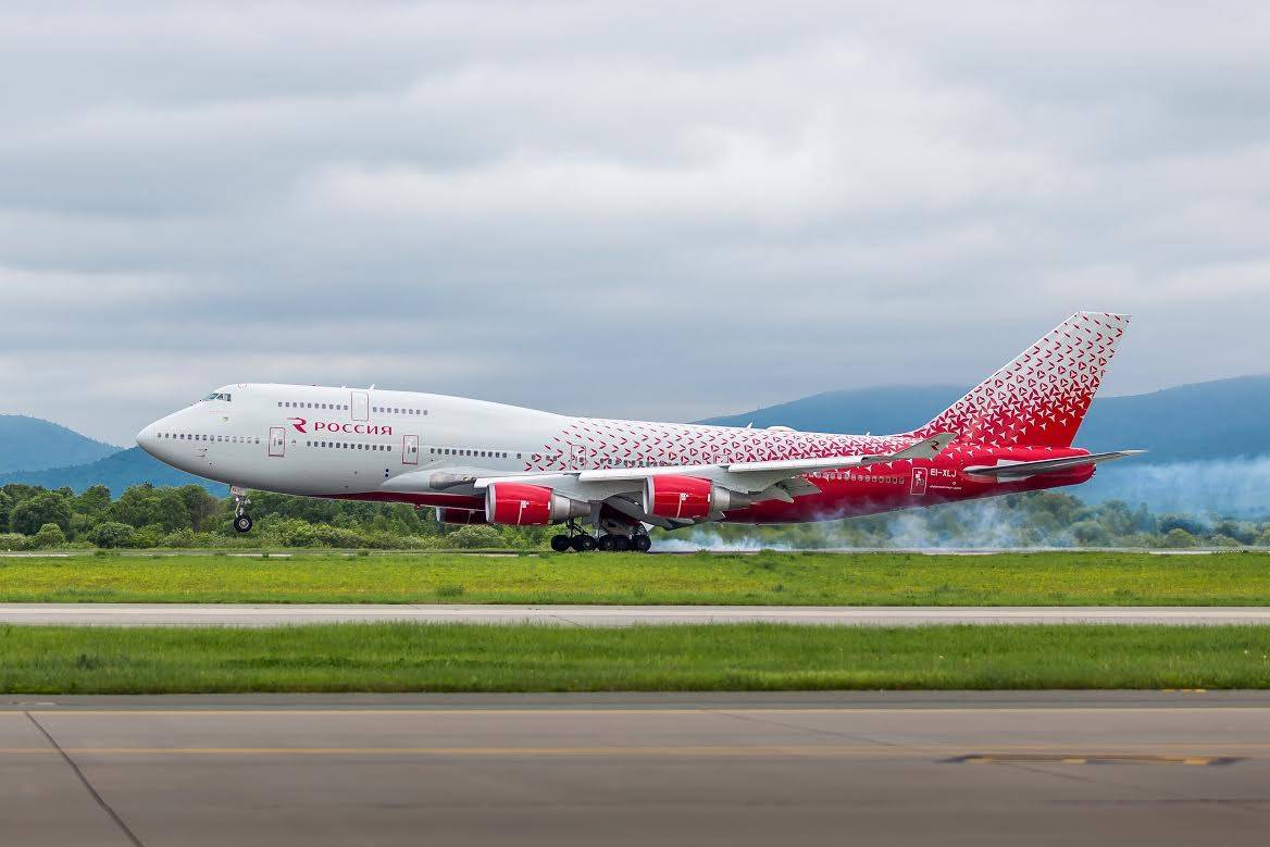 Парк самолетов россия. Самолет Боинг 747 авиакомпания. Боинг 747 800 Россия. Боинг 747 Россия фото. Боинг 747 во Владивостоке.