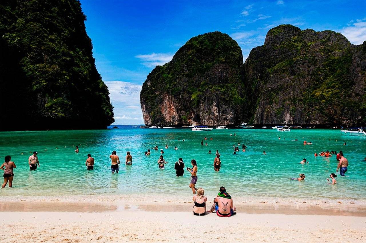 Бухту в таиланде, где снимали «пляж» с ди каприо, снова закроют из-за нашествия туристов. какие кинематографические достопримечательности страдают из-за своей популярности