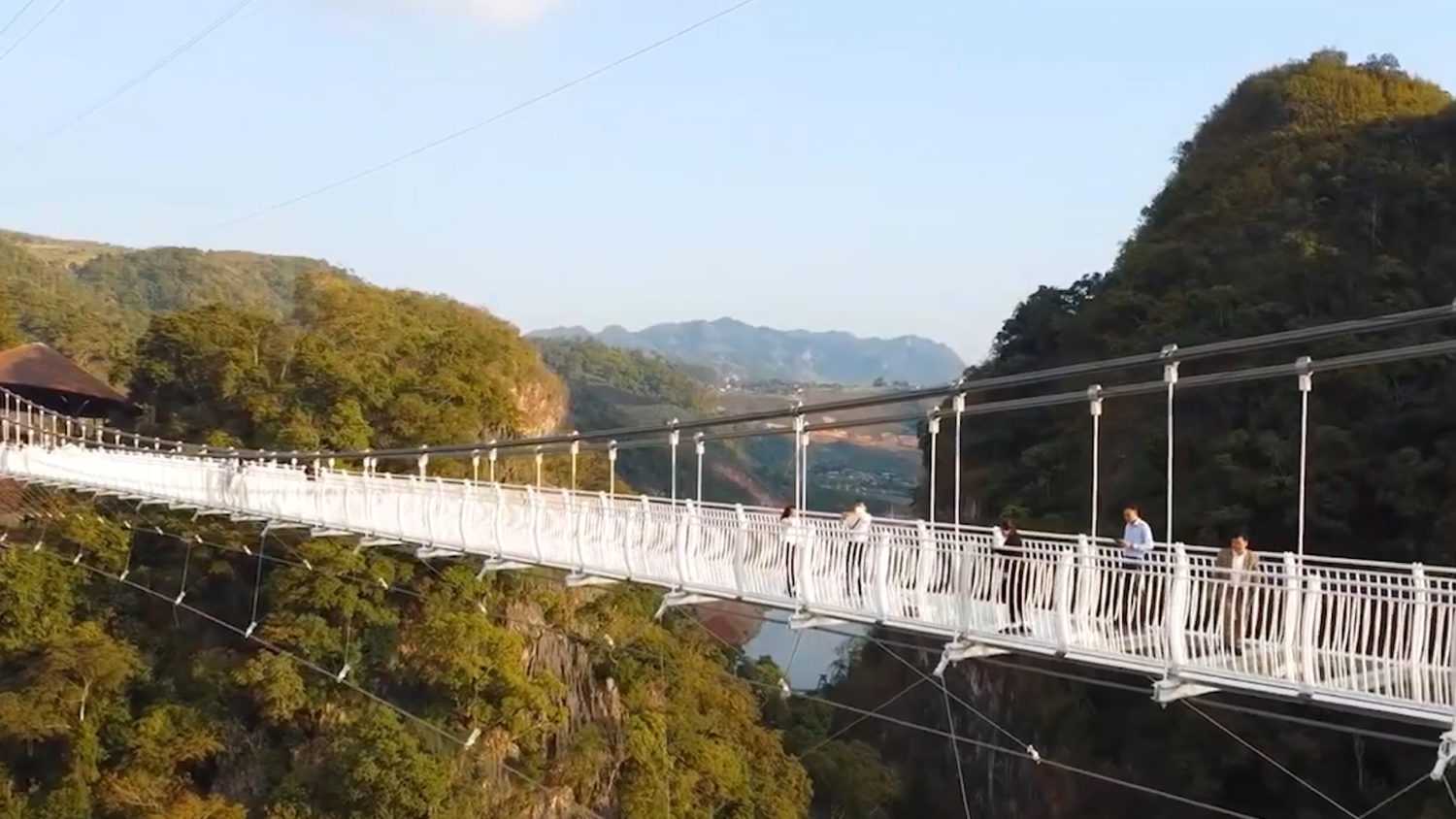 Во вьетнаме открыт самый длинный в мире мост со стеклянным полом