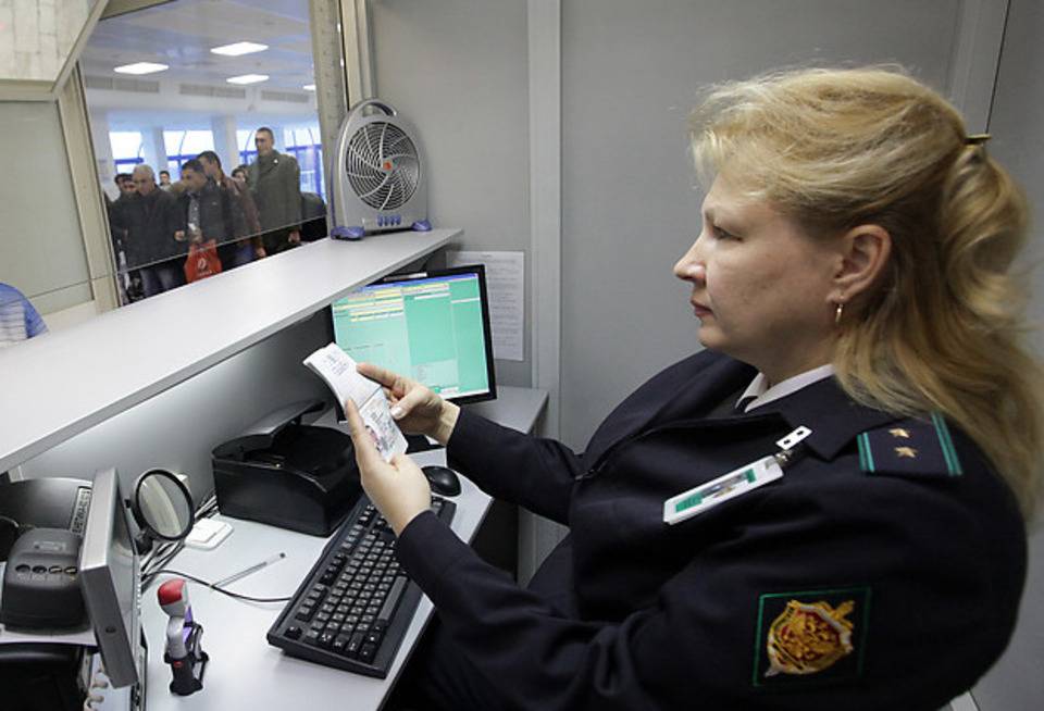 Как проходить паспортный контроль в аэропорту