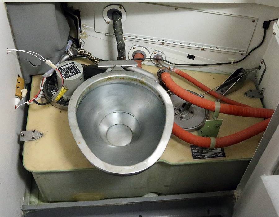 Туалет в самолете: как устроен и работает, куда деваются отходы