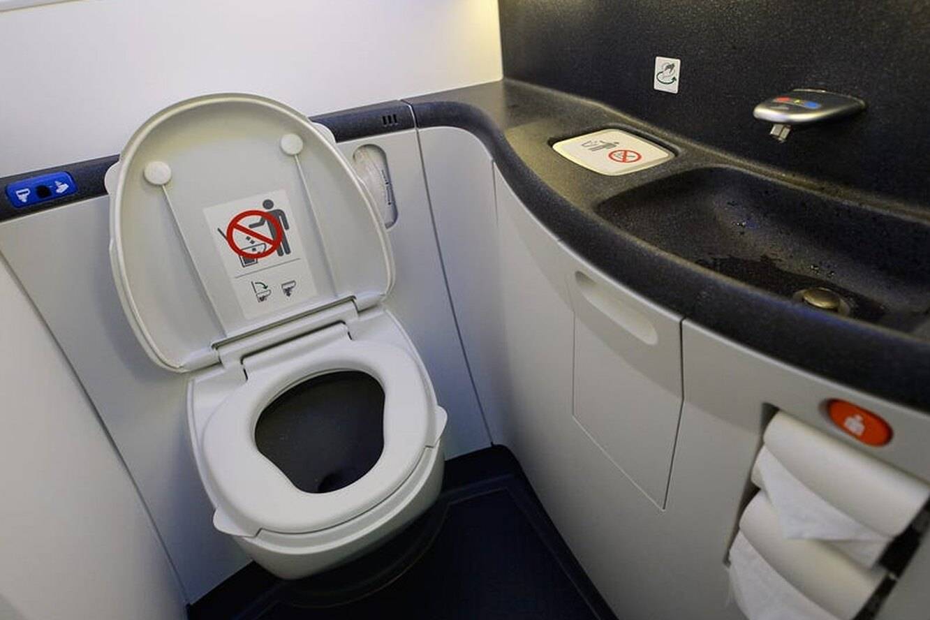 Как работает туалет в самолете
