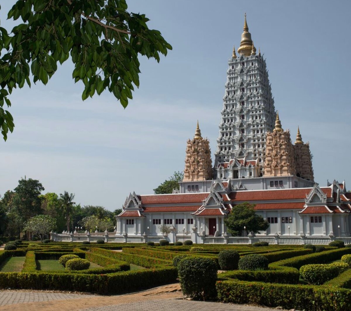 Зеркальный храм wat muang и самый большой будда таиланда