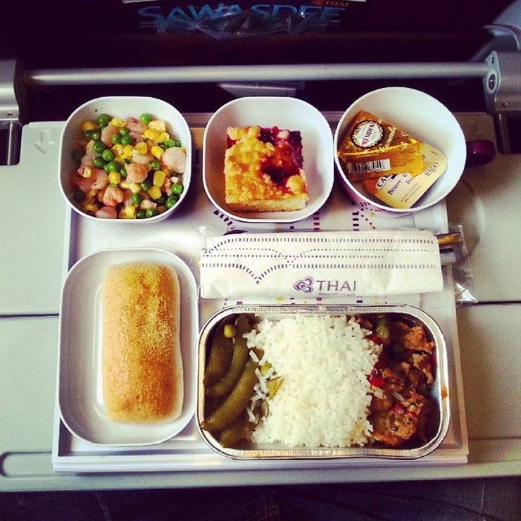 Еда в самолетах: кто, когда и чем кормит пассажиров (и кормит ли вообще)