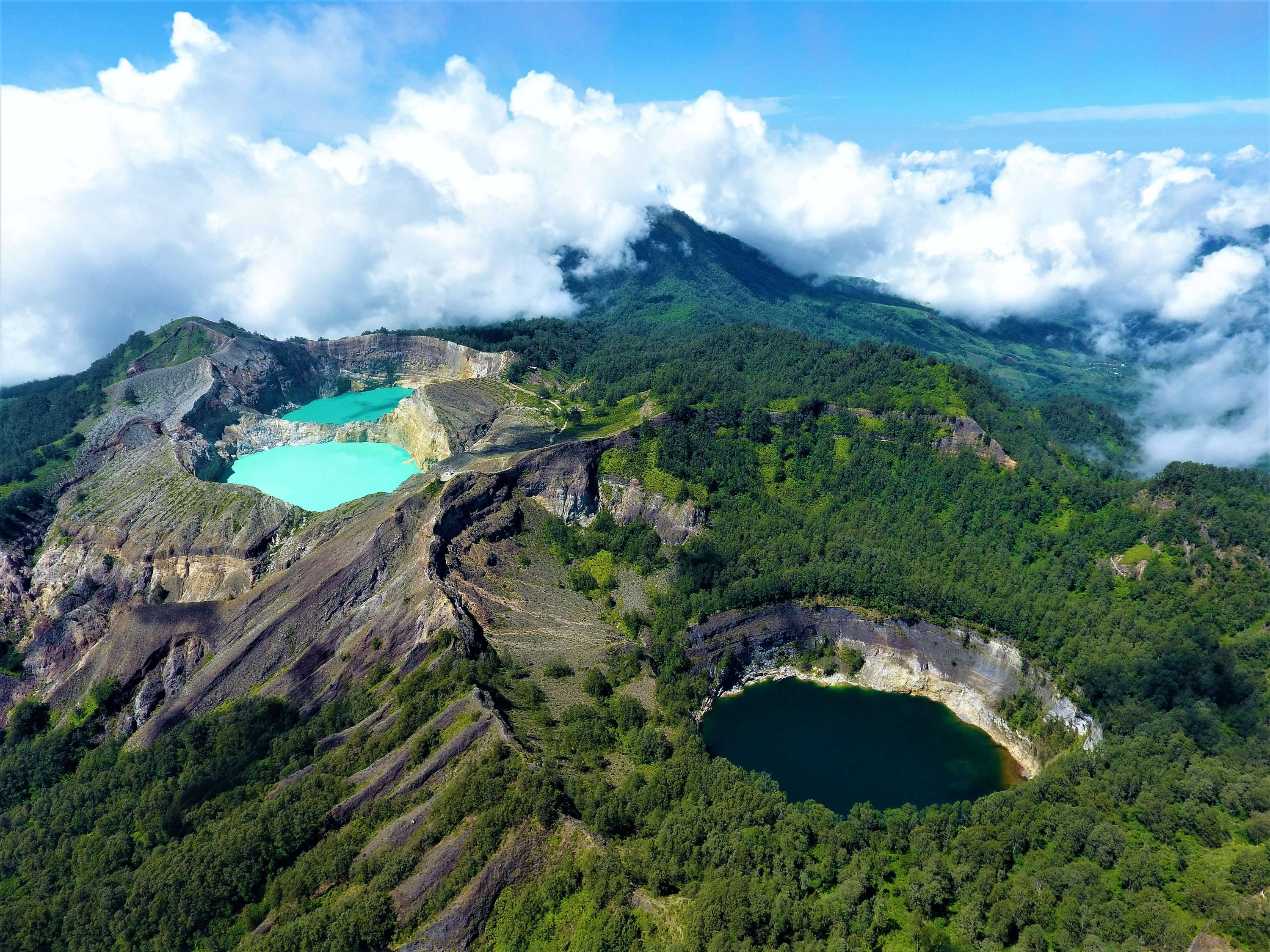Что предрекают людям цветные озера в индонезии и в чём секрет их воды