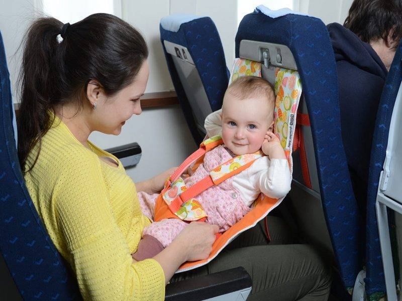 Какие места в самолете выбрать, если вы летите с ребенком